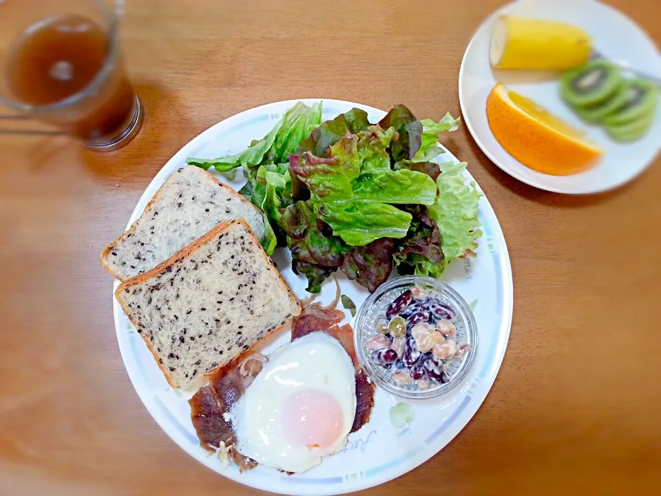 朝食は手作りセサミ食パン♡|わかさん