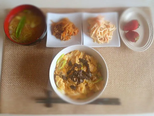 あさりの卵とじ丼 切干大根 たらこスパサラダ 鶏肉入り味噌汁 とちおとめ|にゃろめさん