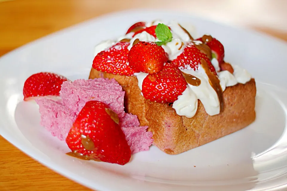 Snapdishの料理写真:Purple Potato Toast with strawberries, creme fraiche & dulce de leche|Misstyさん