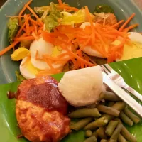 BBQ Chicken with salad, mashed potatoes, and green beans on the side|Aliana Garciaさん