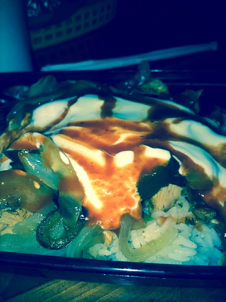 White rice, black beans, grilled chicken, sautéed poblano peppers, onions, sour cream and red hot sauce!!!|FoodManOnWheelzさん