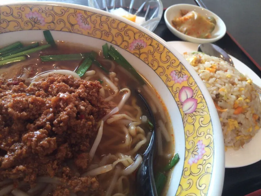 【日替定食】台湾ラーメンと小チャーハンを頂きました。|momongatomoさん