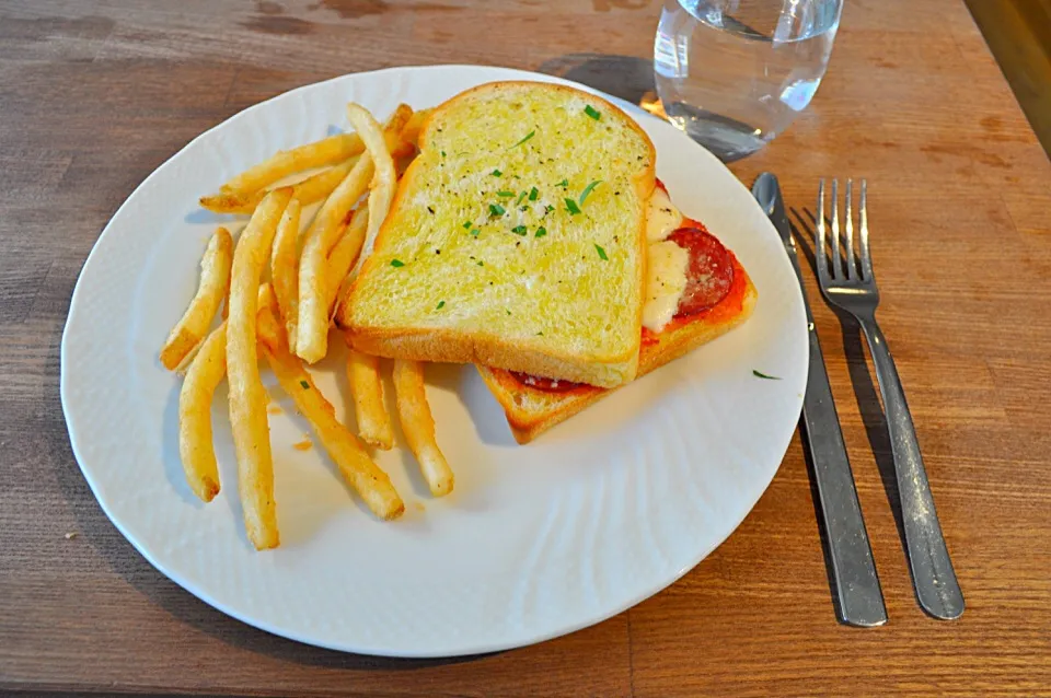 Grilled cheese sandwich & fries|Craig Colemanさん