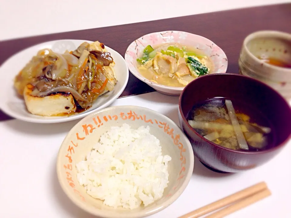 ご飯、味噌汁、豆腐の野菜きのこあんかけ、お麩の卵とじ|ちびいさん