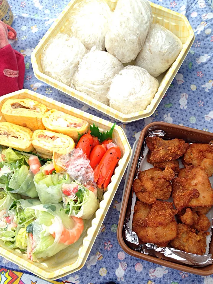 お花見*玉子焼き タコさんウィンナー 唐揚げ 生春巻き|りーさん