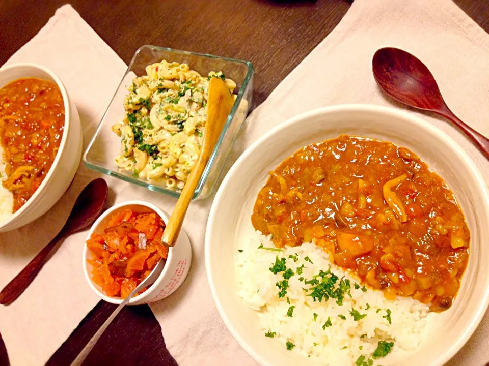 セロリとキノコのトマトカレー セロリ葉とツナのマカロニサラダ。|晴雨さん