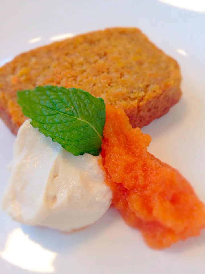 Spiced ginger carrot cake :) Mmm yum!|Tanuさん