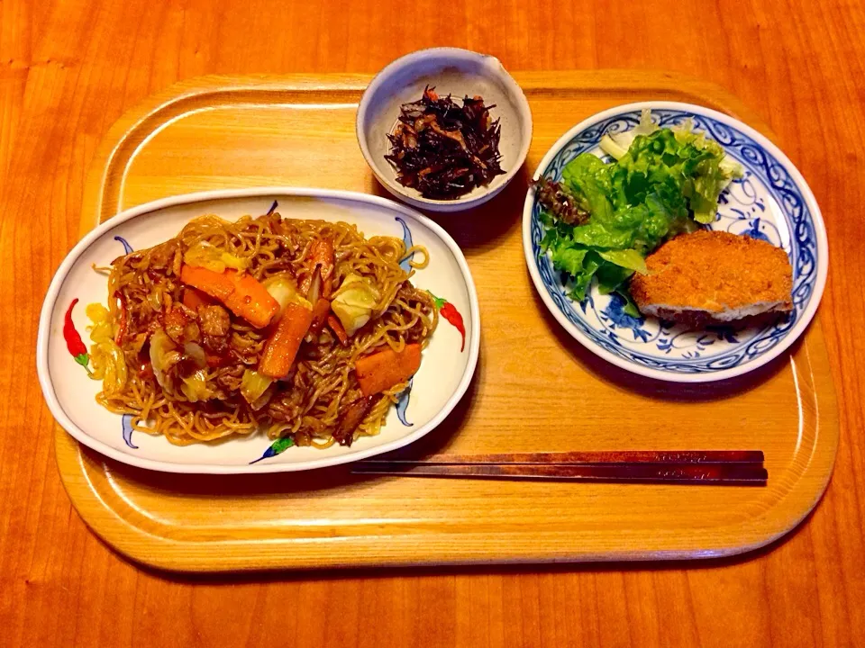 豚焼きそば、牛肉コロッケ、ひじき煮|yuyusuzuさん