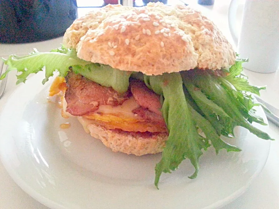 Breakfast burger, no milk and yeast. eggs, bacon and cheese.|Jhonny Bakkenさん