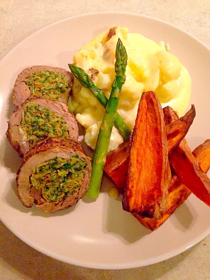 Beef stuffed with almond leek rocket and parsley, cauliflower cheese, roasted sweet potato|Chrisy Hillさん