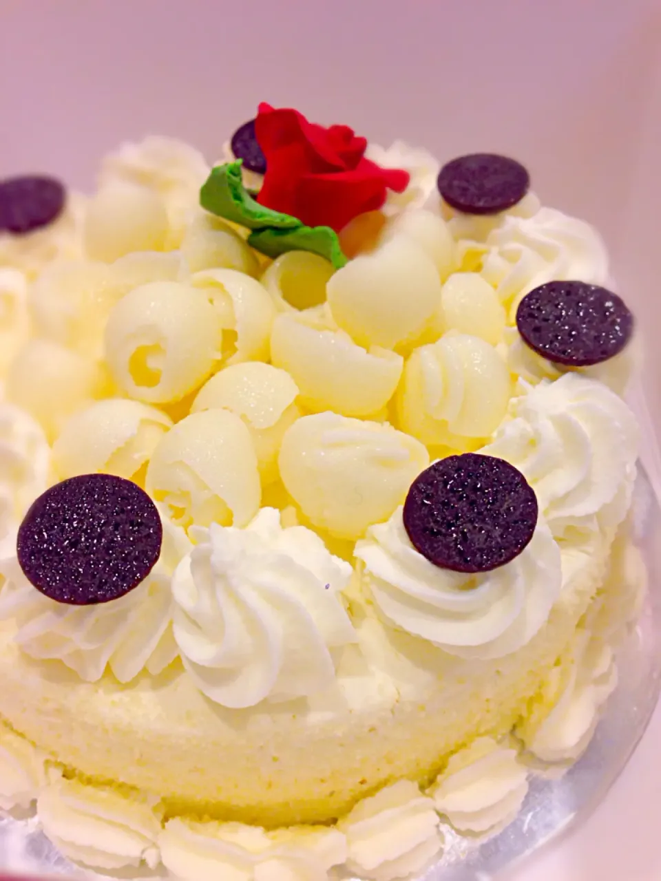 Snapdishの料理写真:Chantily sponge cake with white chocolate from Perla's Pastry Boutique|coxiella24さん