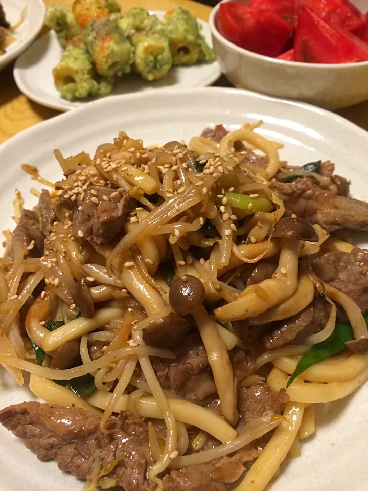 お肉たっぷりスタミナ焼きうどん、ちくわの磯辺揚げ、トマト。|liccaさん