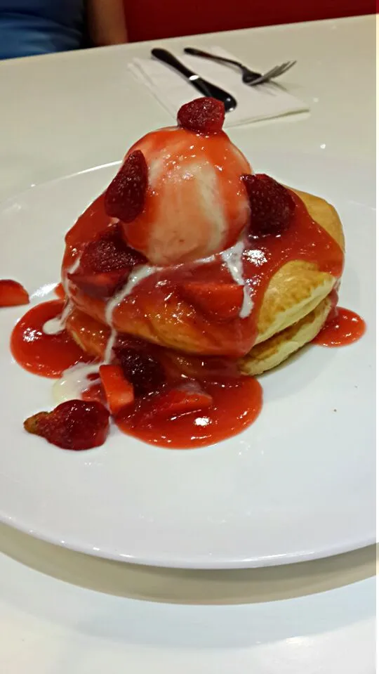 who loves pancake? I love this strawberry cheese pancake so muchh|gabriellamkayyさん