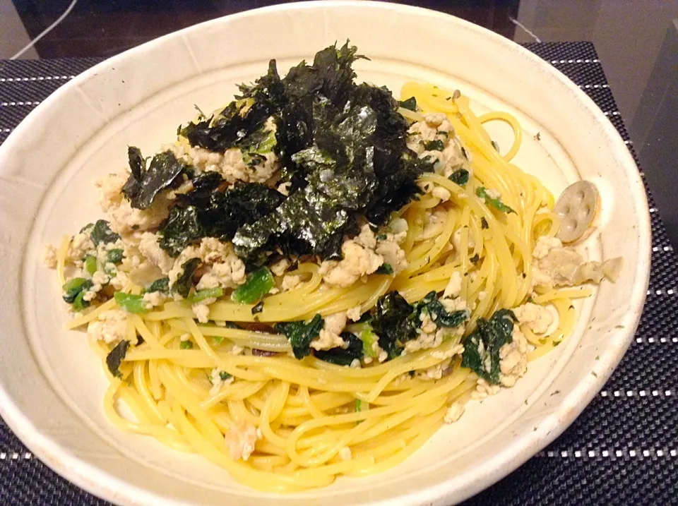 Snapdishの料理写真:鳥のそぼろ肉と海苔の和風パスタ|atchさん