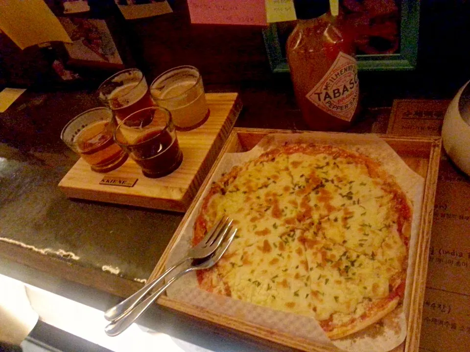 피자와 수제맥주 craft beers with cheese pizza|샤라さん