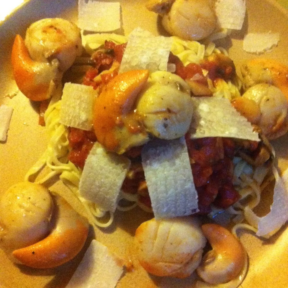 Noix de Saint-Jacques marinées au Citron et #Bas-Armagnac sur son lit de Fettuccini sauce tomates aux basilic et champignons.|PHILIPPEさん