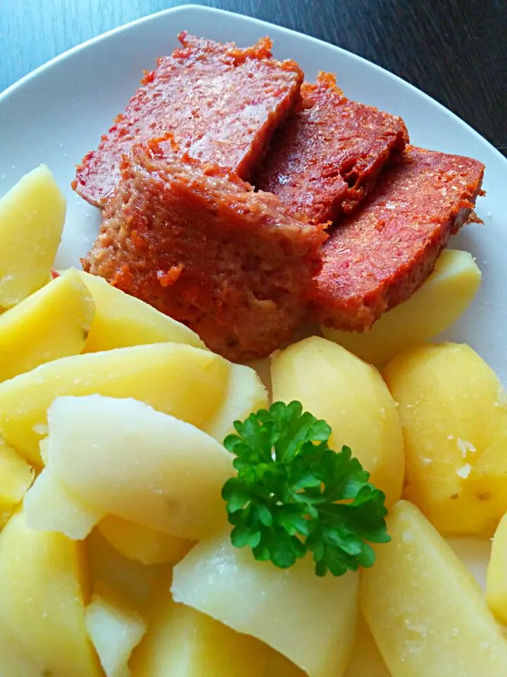 Snapdishの料理写真:quick and easy dinner, but made with love: meatloaf, potatoes|LucieFoodさん