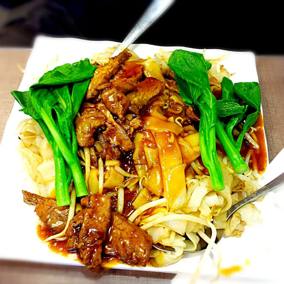 Beef chow fun noodles.|Kompeito_cooksさん