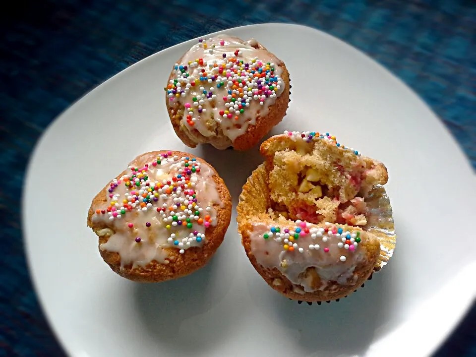 Strawberry and white  chocolate chip muffins with citrus glaze|Fe's kitchenさん