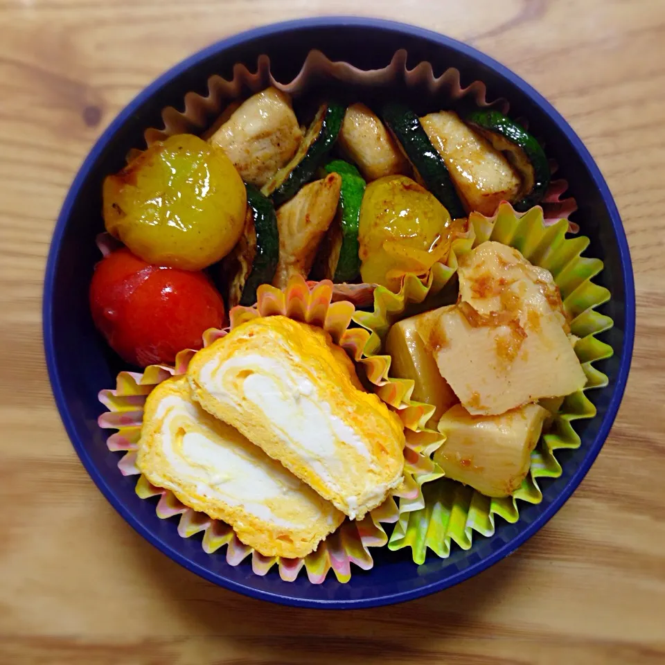 鶏肉とズッキーニとトマトの醤油ペッパー炒め、たけのこ土佐煮|okuyさん