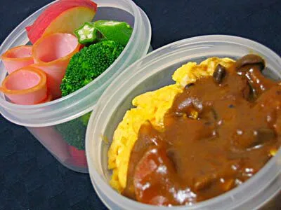 お弁当（オムカレー、ハム、オクラ、ブロッコリー、りんご）|すーさん