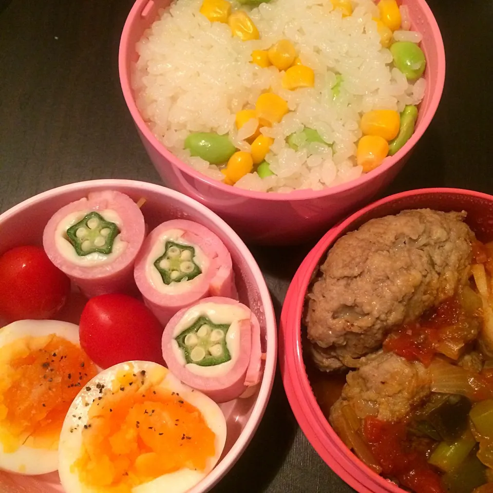 今日のお弁当。枝豆とコーンのご飯、ヂーズインハンバーグのトマトスープがけ、くるくるハムチーズオクラ、ゆで卵とプチトマト。|Snack PIYOさん