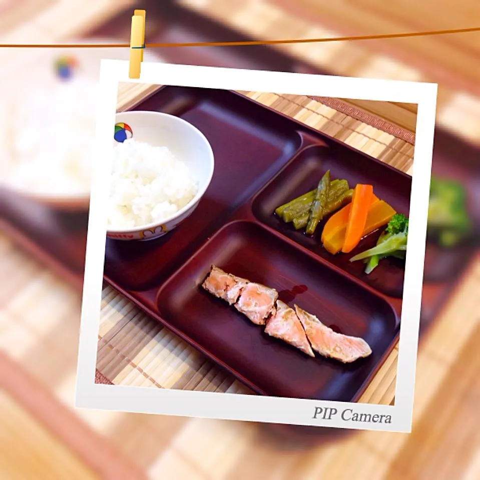 ≪離乳食≫ 軟飯。焼き鮭。アスパラガス。ニンジン。ブロッコリー。|みかさん