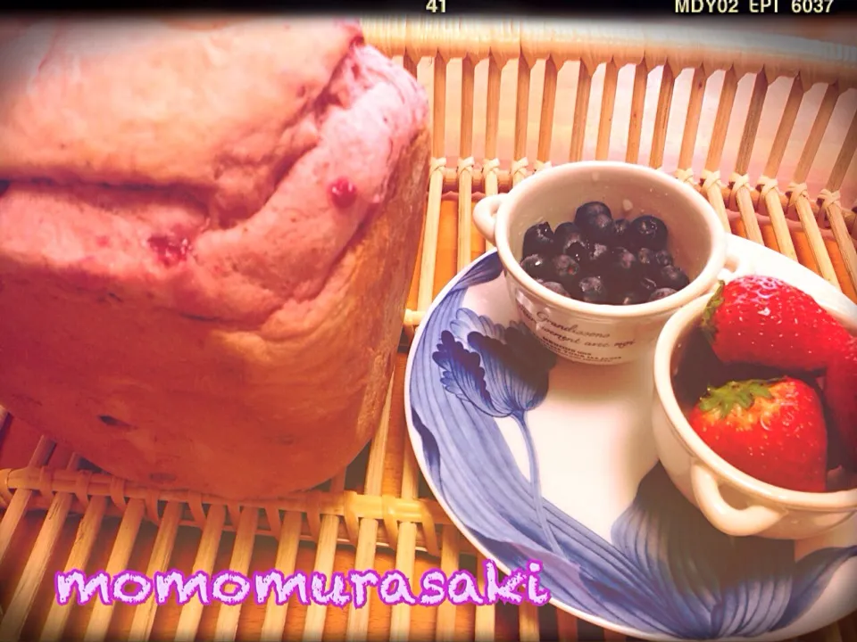 Snapdishの料理写真:なんと水分は苺だけ〜!!!    いちごで焼く いちご食パン🍓ダブルベリーバージョン(*^^*)💜❤️|ももさん