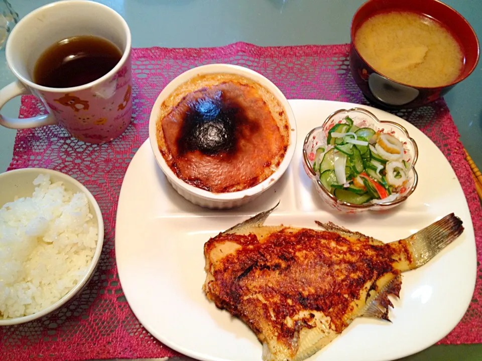 カレイのムニエル、山芋と豆腐のチーズ焼き、キュウリとカニカマとちくわのすしのこ和え、お味噌汁|りんこさん