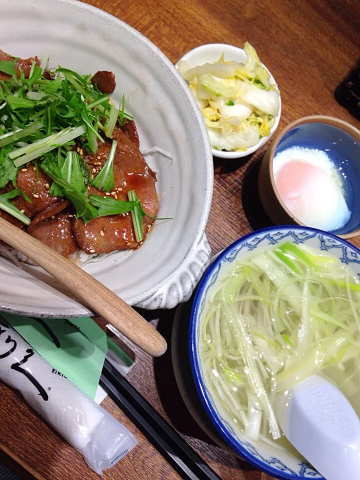 Snapdishの料理写真:牛タン丼定食|おとぱんさん