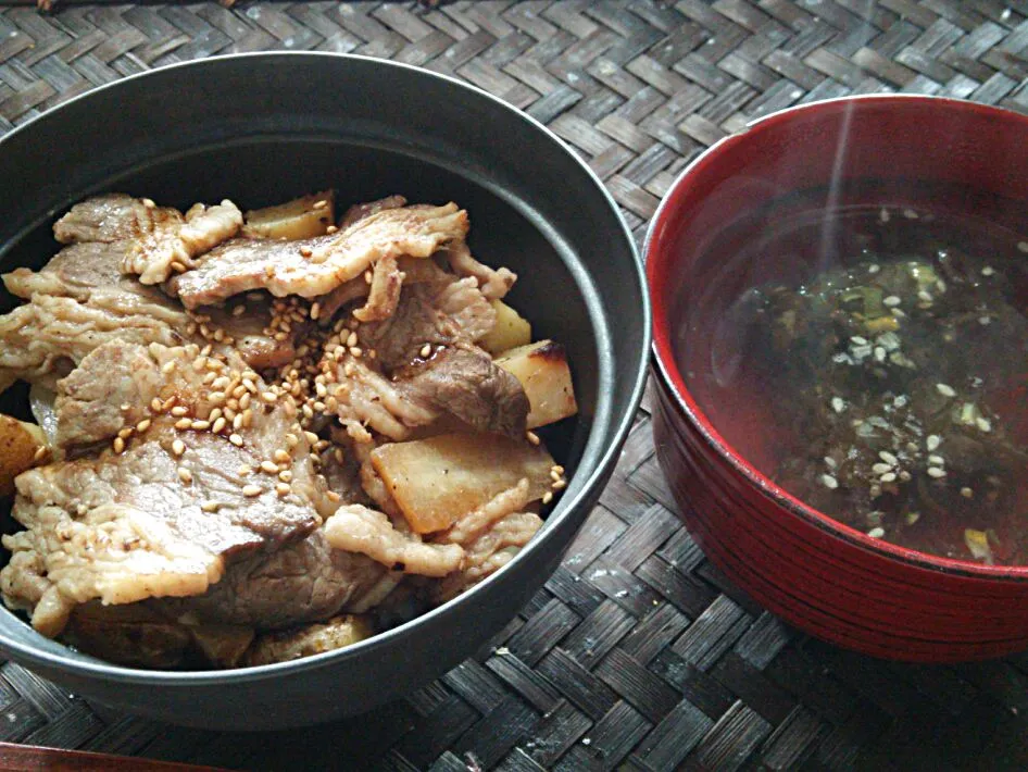 カルビ丼～とワカメスープ(^^)  昨晩の残り物のリメイク(^^)|quitaさん