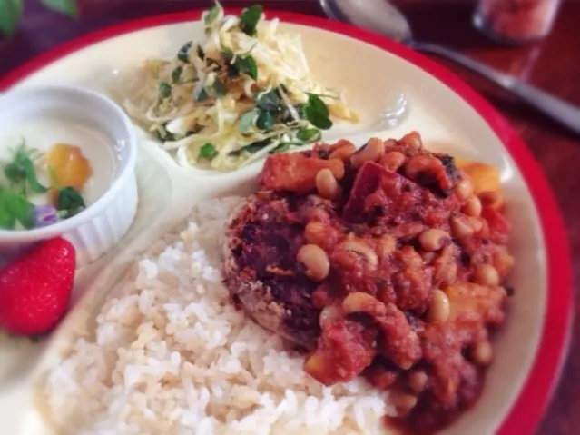 Snapdishの料理写真:ベジバーグカレーのお昼ご飯|まちまちこさん