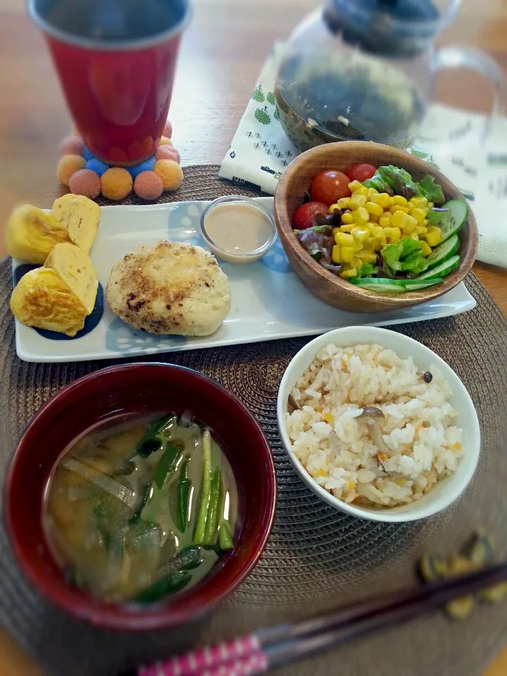 ＊きのこの炊き込みご飯＊
＊たまご焼き＊
＊コーンサラダ＊
＊おからハンバーグ＊
＊大根と茄子とネギのお味噌汁＊
＊ジンジャー烏龍茶＊|🍭ふゆsola🍭さん