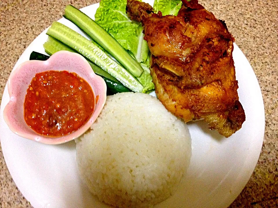 Dinner today :fried chicken n estra hot chili sauce .yummy|chintia lusetさん