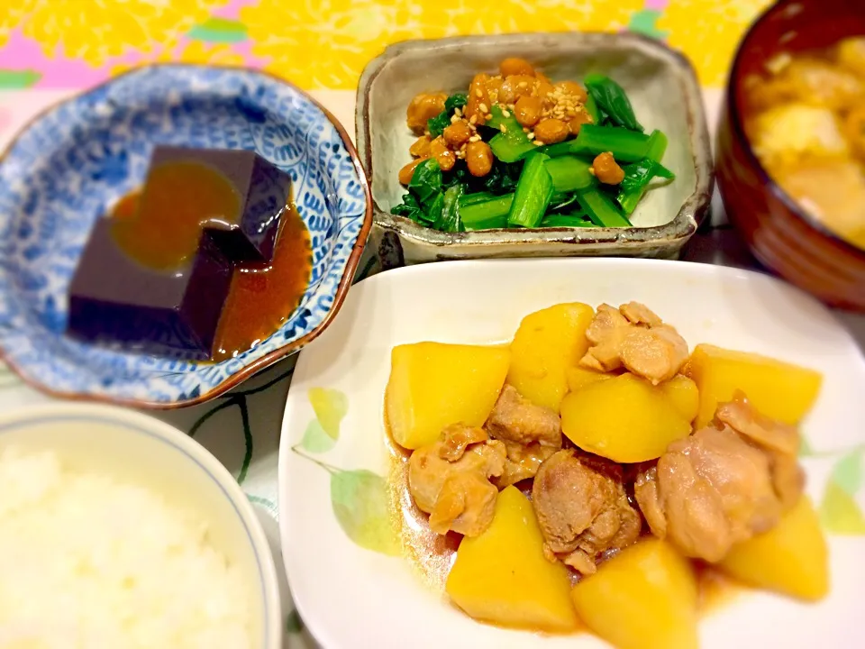 ジャガイモと鶏もも肉の照り煮、小松菜の納豆添え|ねこ太さん