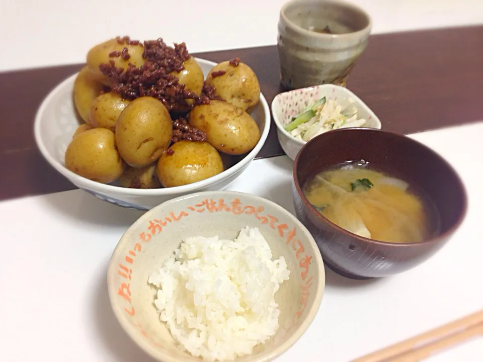 Snapdishの料理写真:ご飯、味噌汁、新ジャガとひき肉の甘辛煮、大根ときゅうりと帆立のサラダ|ちびいさん