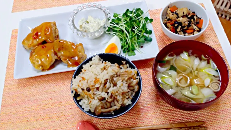 今日の夕食 チキン南蛮、豆腐入りひじきの煮物、しめじごはん、味噌汁|pinknari🐰🌈さん