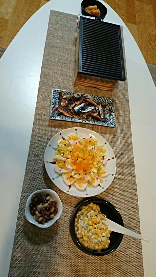 Snapdishの料理写真:手前からトウモロコシとオクラ、煮豚のペーストのマヨール和え、五色豆とレモンピールの甘酢漬け、蒸し鶏とポンカンの新玉ねぎドレッシング掛けディルとピンクペッパー添え。アオアジの味醂干しと大根おろし。御飯の友はメカブのラー油＆醤油漬けと花山葵の醤油漬け。|mattさん