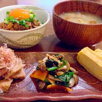 ⭐️肉味噌丼 ⭐️なめこと長ネギの味噌汁 ⭐️竹の子の煮物 ⭐️ほうれん草の煮浸し ⭐️卵焼き