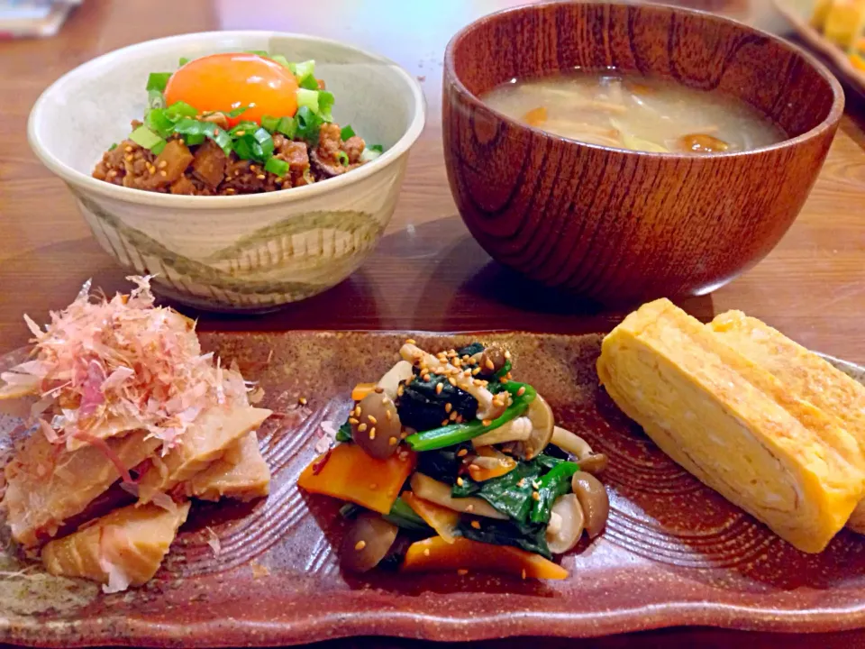 Snapdishの料理写真:⭐️肉味噌丼 ⭐️なめこと長ネギの味噌汁 ⭐️竹の子の煮物 ⭐️ほうれん草の煮浸し ⭐️卵焼き|よっちぃさん