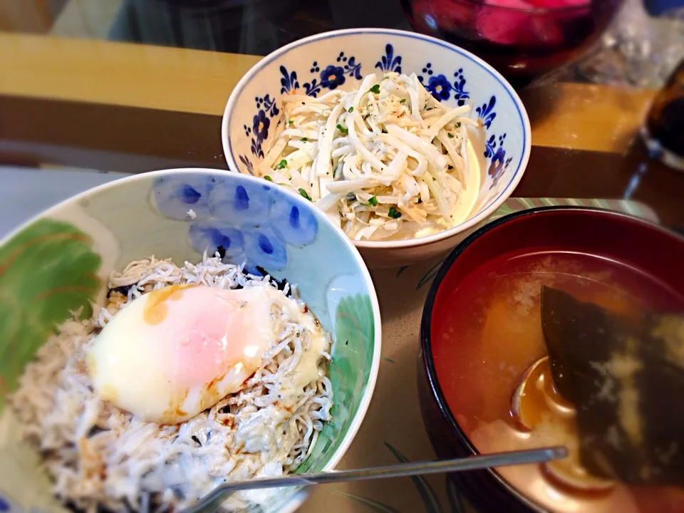 シラス丼温泉卵のせ、帆立と大根のサラダ、アサリのお味噌汁で和食の夕食！|Tomokoさん