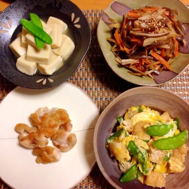 今日の晩ご飯。高野豆腐の煮物、
ゴボウとこんにゃくのキンピラ、
さやえんどうと油揚げの卵とじ、鶏の塩焼き。|chacoさん