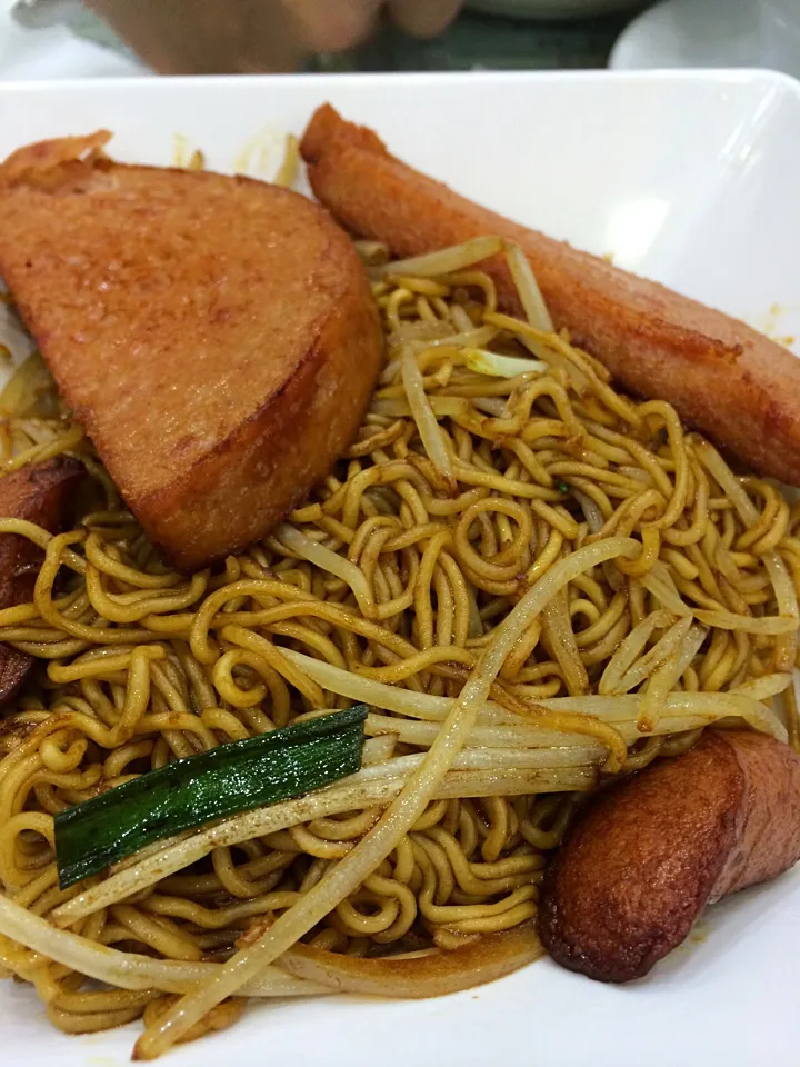 Fried ramen with luncheon meat and sausages|Ong Sor Fernさん