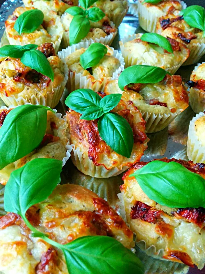 basil pesto muffins with dryed tomatoes and mozzarella|LucieFoodさん