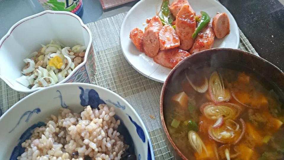 納豆＆魚肉ソーセージのケチャップ炒め＆豆腐の味噌汁|まぐろさん