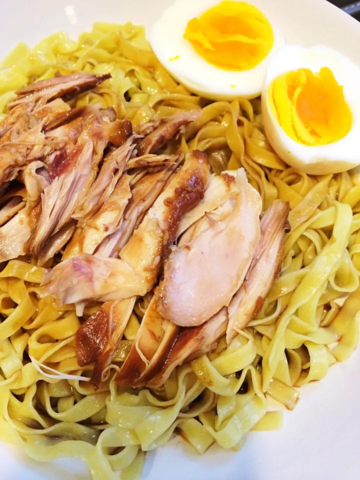 Shredded soy sauce braised chicken with noodles and eggs|12Dragonさん