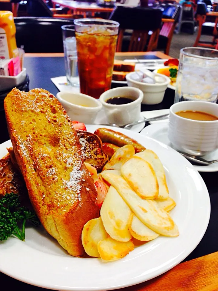 Stuffed French toast with seasonal berry and banana☆|sampさん