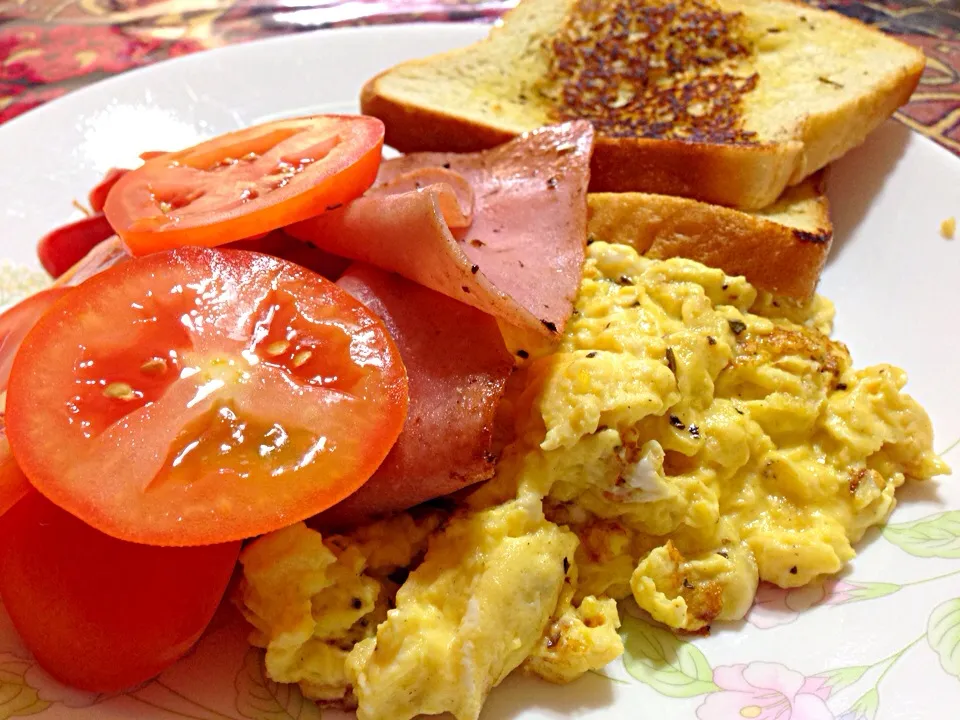 Creamy herbed scrambled eggs with garlic toast and chicken ham served with a side of tomatoes|Mummy Masayuさん