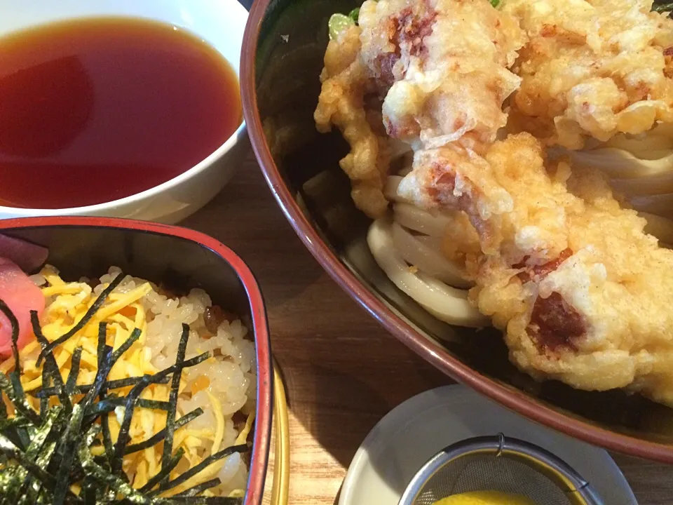 Snapdishの料理写真:とり天ぶっかけうどん(1.5玉)、えびちくわ天、ばら寿司|buhizouさん