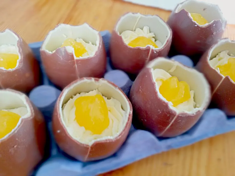 Snapdishの料理写真:chocolate eggs filled with cheesecake frosting and lemoncurd :)|Danielさん